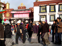 016- Lhassa - Devant le Jokhang
