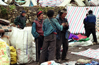 014-Au bazar de Namche les marchands tibétains font des affaires