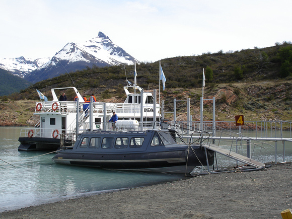 Notre bateau nous attend pour nous emmener au plus près du glacier