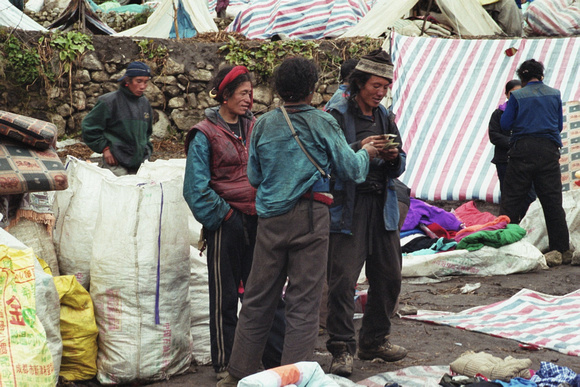 014-Au bazar de Namche les marchands tibétains font des affaires