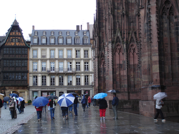 Strasbourg - Sur le parvis et sous la pluie